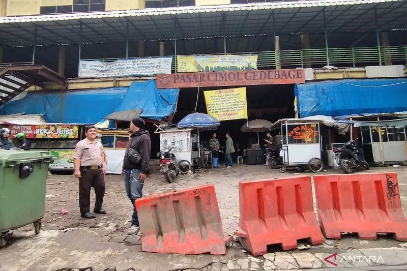 Petugas keamanan melakukan sosialisasi penutupan pasar di Pasar Cimol Gedebage, Kota Bandung, Jawa Barat, Rabu 22 Maret 2023