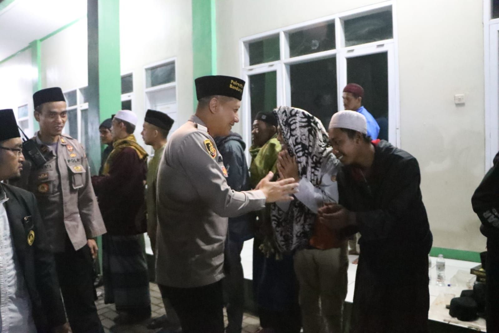 Personel Polresta Bandung Dikerahkan ke Setiap Mesjid dan Musala Guna Pastikan Keamanan Salat Tarawih