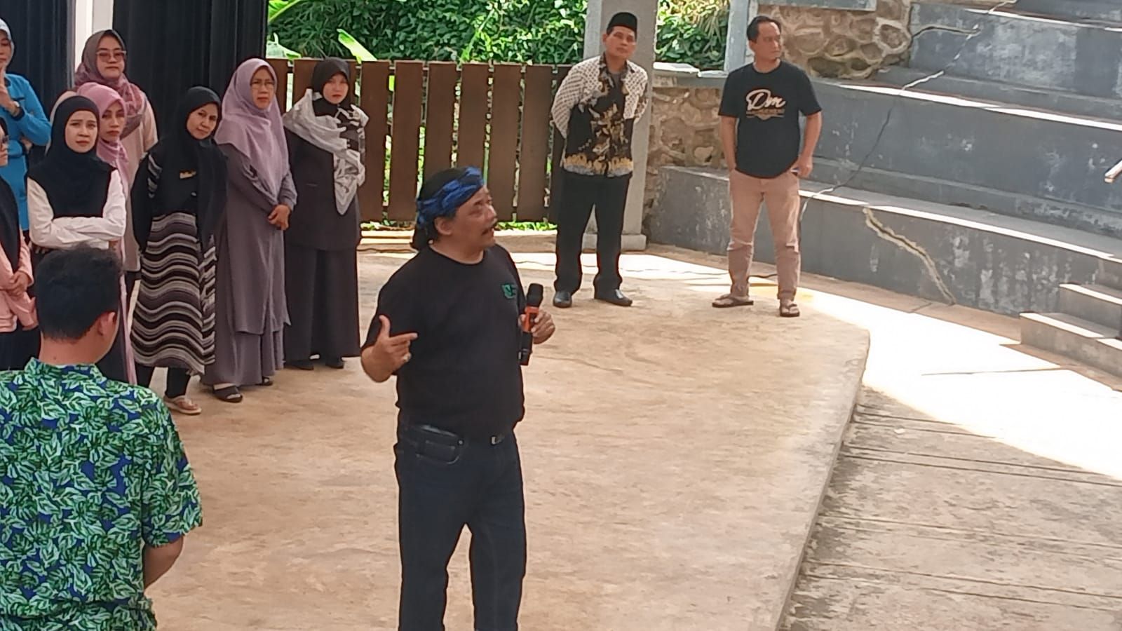 Iman Soleh ngaworkshop akting/pemeranan ka peserta Workshop Drama Basa Sunda pikeun Guru SMA jeung SMK Sa-Jawa Barat, di Pusat Budaya Pagerageung, Tasikmalaya, 20-21 Maret 2023.*