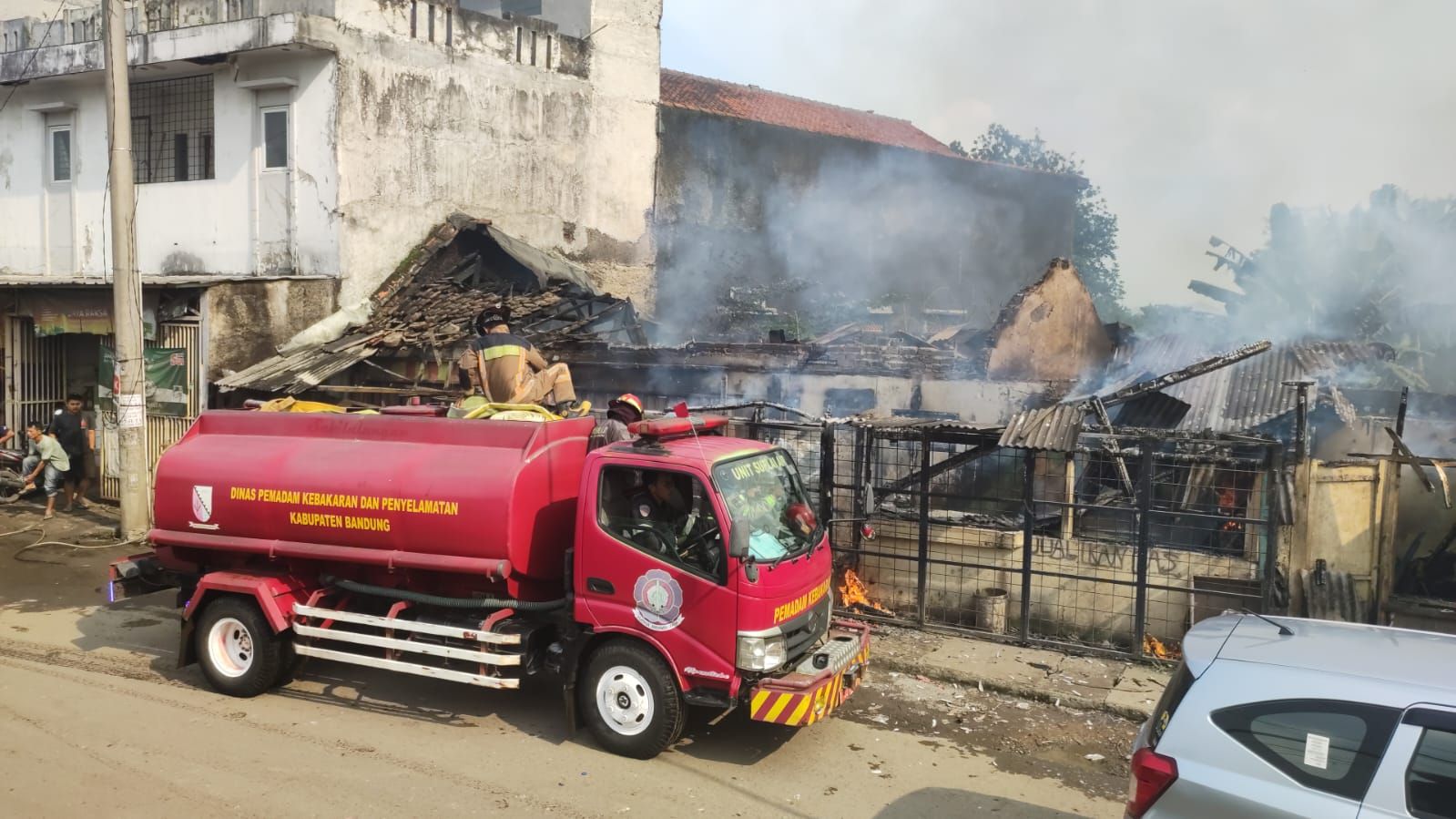 Petugas Pemadam kebakaran melakukan pemadaman api di Pasar Rancamanyar, Kecamatan Baleendah, Kabupaten Bandung, Rabu 22 Maret 2023.