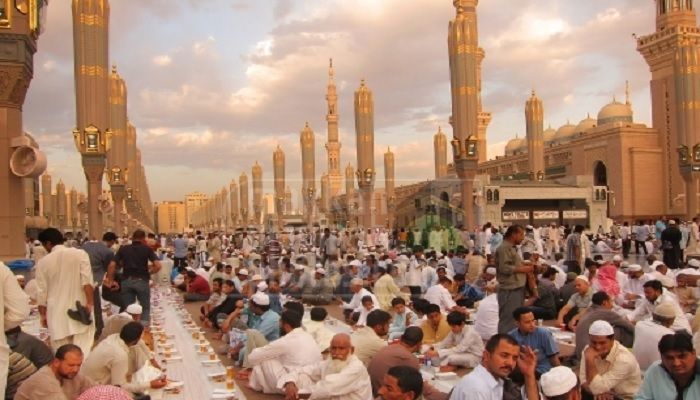 Ilustrasi, orang Arab duduk menunggu saat berbuka puasapuasa di Mekkah. (Internet) 