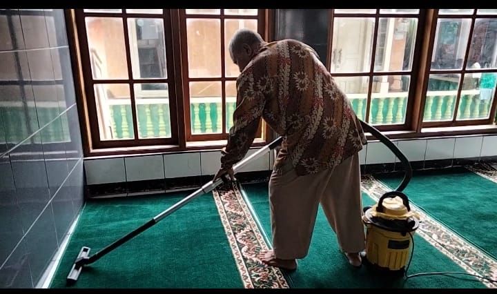 Petugas kebersihan DKM At Taqwa lakukan persiapan salat Tarawih Ramadan 2023.