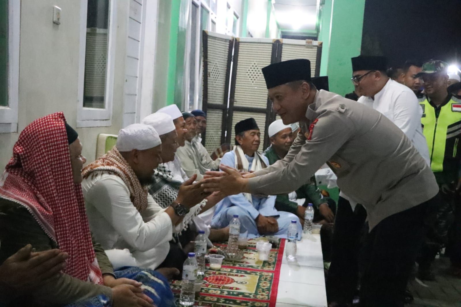 Pastikan Aman Saat Sholat Tarawih, Polresta Bandung Kerahkan Personel Ke Setiap Masjid