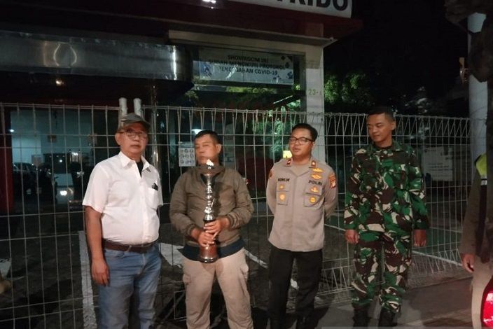 Satpol PP Taman Sari menyita shisha dari klub malam di Taman Sari, Jakarta Barat, Rabu 22 Maret 2023. 