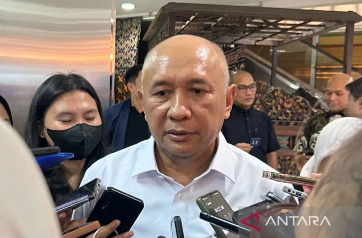 Menteri Koperasi dan Usaha Kecil dan Menengah (MenkopUKM) Teten Masduki ditemui usai peluncuran Skyeats Dapur Bersama di Gedung Smesco, Jakarta, Selasa (21/3/2023). 