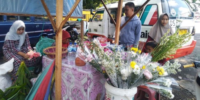 Penjual bunga di depan TPU Cieunteung Kota Tasikmalaya.*/kabar-priangan.com