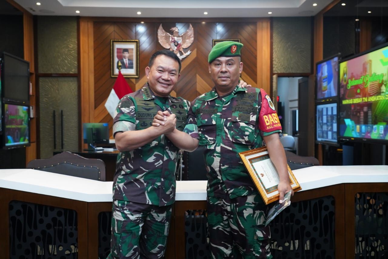 Serka Sunardi mendapat kehormatan untuk bertemu dengan Kepala Staf Angkatan Darat (Kasad) Jenderal TNI Dr. Dudung Abdurachman, di Ruang Tamu Kasad, Mabesad, Jakarta, Selasa, 21 Maret 2023.