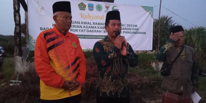 Kepala Kementerian Agama Kabupaten Pangandaran Ujang Sutaryat bersama Badan Hisab Rukyat Daerah (BHRD) menyampaikan hasil pemantauan rukyatul hilal di Pantai Keusikluhur, Dusun Cidahon, Desa Kertamukti, Kecamatan Cimerak, Kabupaten Pangandaran, Rabu 22 Maret 2023.*