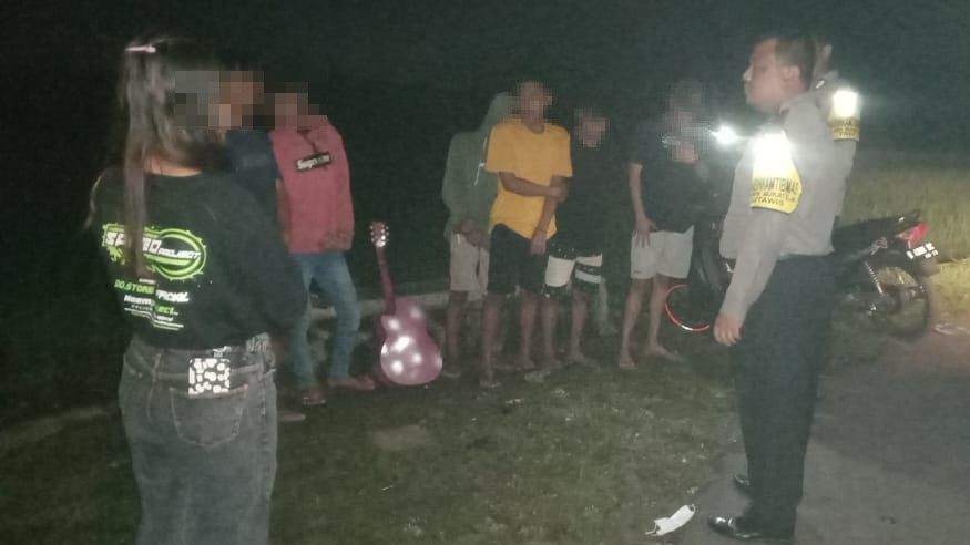 Enam Pemuda dan Pemudi di Purbalingga Diamkan Polisi saat Sedang Asyik Pesta Miras Dipinggir Jalan.
