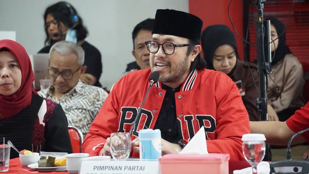 Ketua DPD PDI Perjuangan Jawa Barat, Ono Surono (kanan) yang meraih elektabilitas tinggi dalam survei Pilkada Jabar 2024 yang digelar CSI./IST