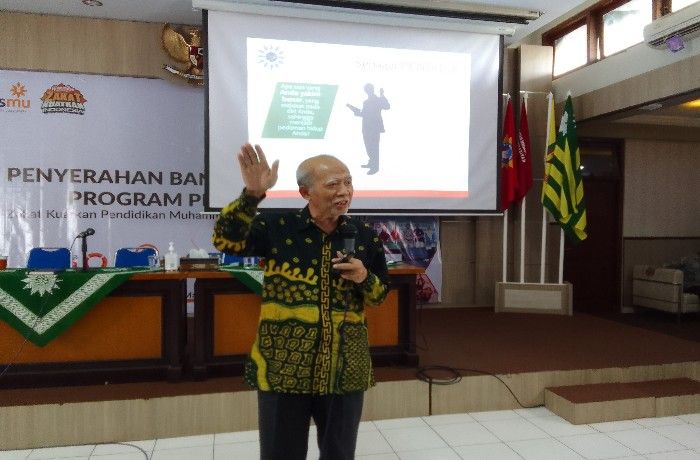 Motivator H Iriyanto saat memotivasi guru Muhammadiyah.