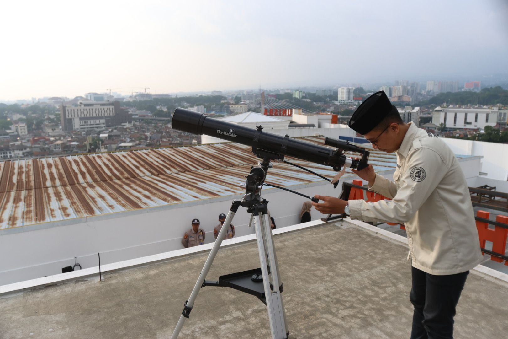 Petugas melakukan pengamatan hilal menggunakan teropong digital computerize dan teropong manual di Observatorium Albiruni Fakultas Syariah Universitas Islam Bandung (Unisba), Jalan Tamansari, Kota Bandung, Rabu 22 Maret 2023. Pemerintah menetapkan 1 Ramadan 1444 Hijriah