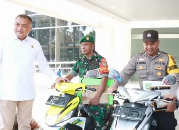 Ketua DPRD Kabupaten Bogor Rudy Susmanto memebri hadiah sepeda motor kepada anggota TNI-Polri di Mapolres, Cibinong, Kabupaten Bogor, Jawa Barat, Selasa 21 Maret 2023.
