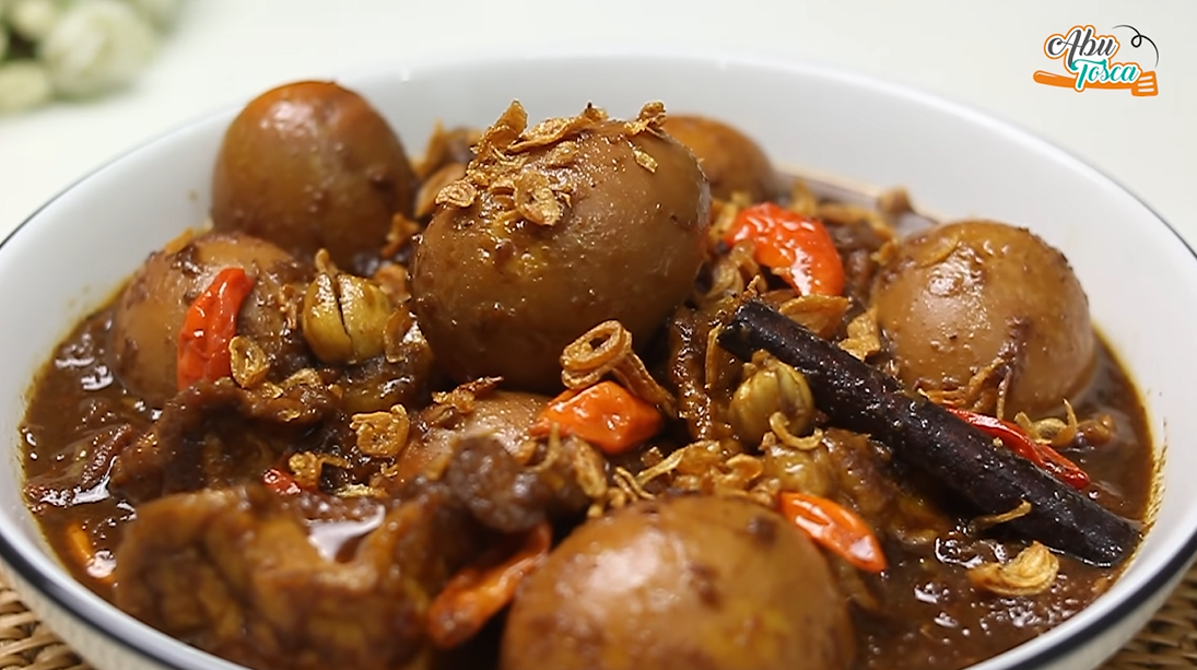 Cara membuat semur telur tahu untuk santapan sahur.