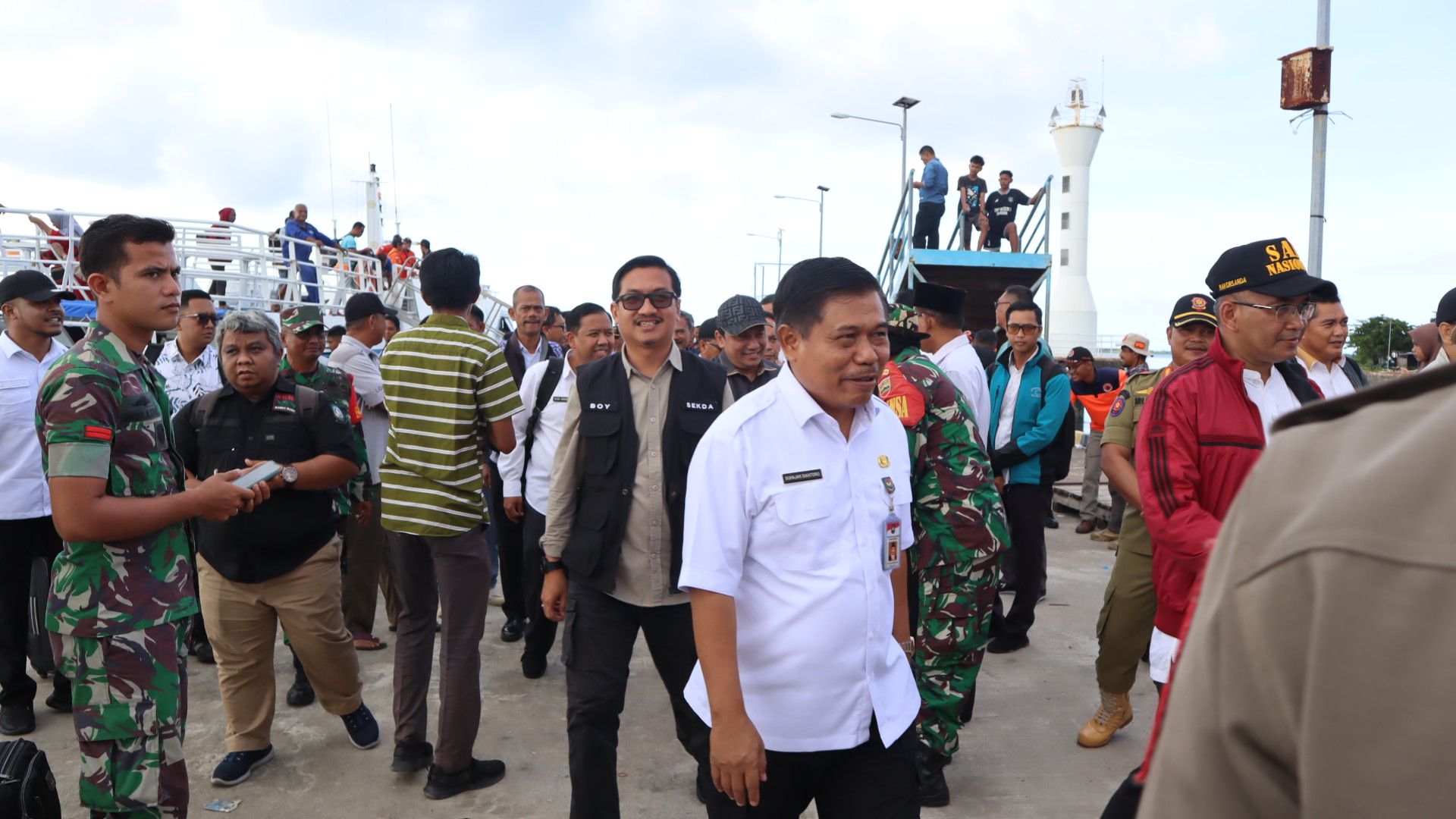 Sekjen Kemendagri Suhajar Diantoro bersama Sekda Natuna Boy Wijanarko Tiba Di Serasan-f/dani-natunatoday