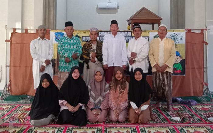 Pimpinan Ponpes Al Azizy, Ustadz Aziz foto bersama usai menggelar Semaan Al Qur'an pada kegiatan safari Al Qur'an.
