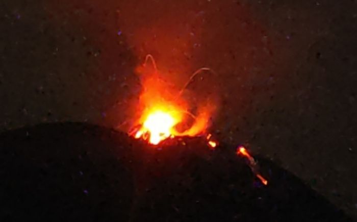 Gunung Ili Lewotolok saat erupsi saat tarawih malam pertama Ramadhan 2023.