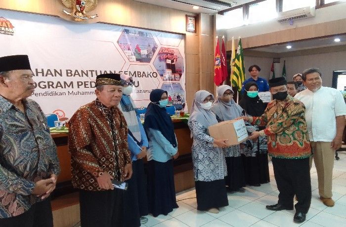 Ketua PW Muhammadiyah DIY Ihwan Ahada MAg menyerahkan bantuan sembako kepada kepada guru.