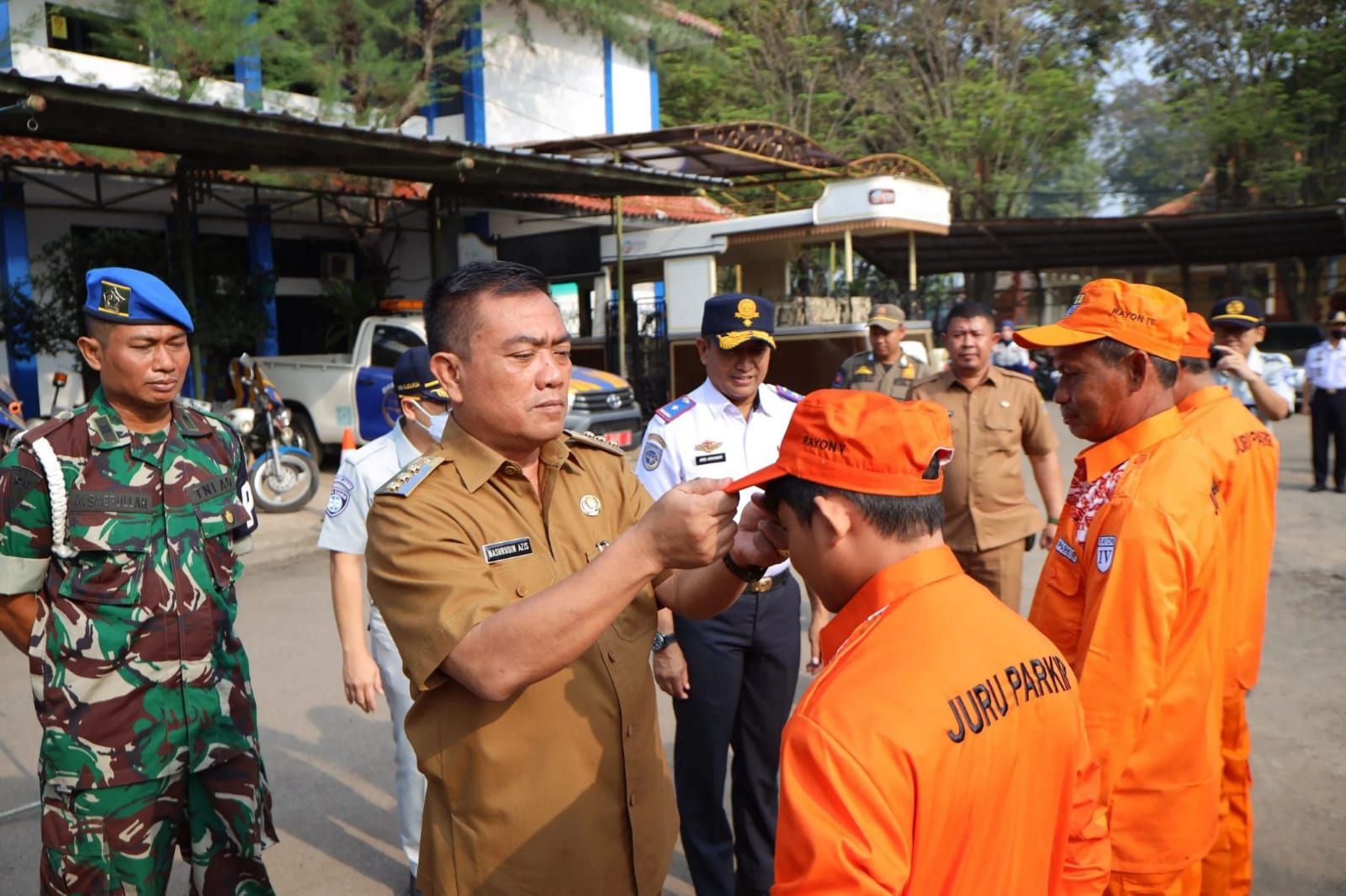Wali Kota Cirebon, H. Nashrudin Azis,  memimpin apel khusus di Kantor Dinas Perhubungan (Dishub).