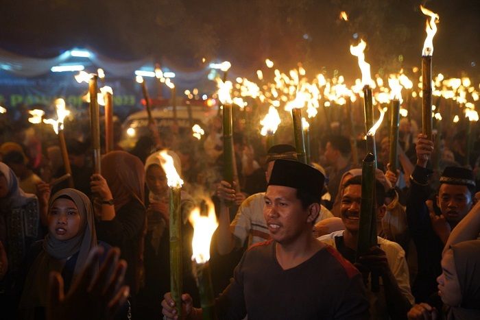 Ribuan Peserta Pawai Obor Terangi Jalan Sambut Ramadhan di Kota Pontianak.
