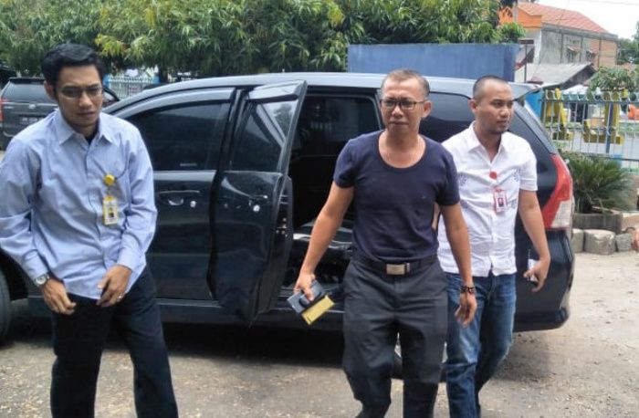 Mantan Kadis PMD Tebo, Suyadi (kaos hitam) saat ditahan Jaksa Kejari Tebo terkait perkara korupsi pengadaan LPJU Tebo tahun 2020.