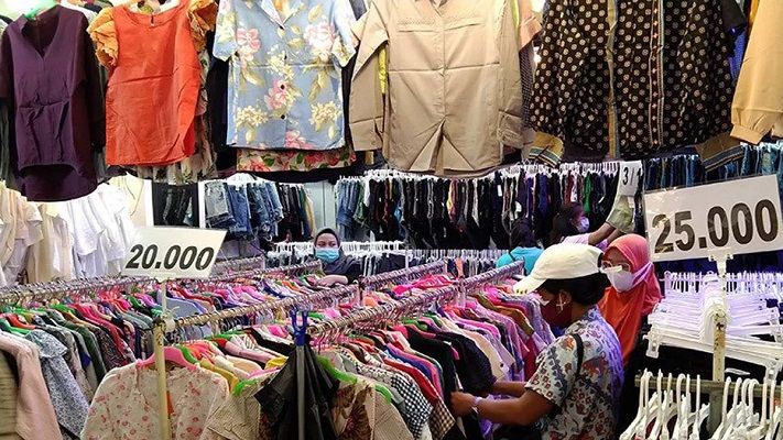 Aktivitas jual beli pakaian bekas impor di Pasar Cimol Gedebage, Kota Bandung.