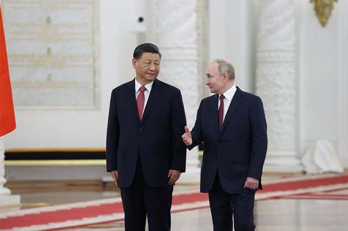 Presiden Rusia Vladimir Putin dan Presiden Tiongkok Xi Jinping menghadiri upacara penyambutan sebelum pembicaraan Rusia-Cina dalam format sempit di Kremlin di Moskow, Rusia, 21 Maret 2023.
