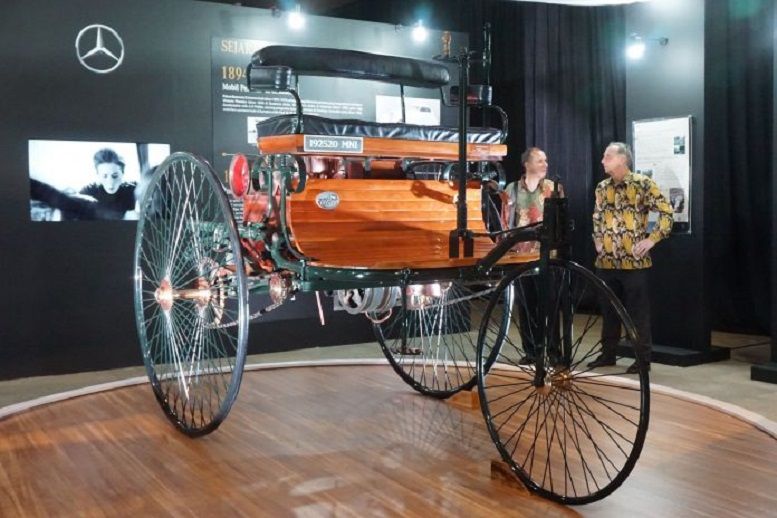  Replika mobil pertama di dunia produksi 1885, Benz Patent Motorwagen, di Museum Nasional Indonesia Jakarta.