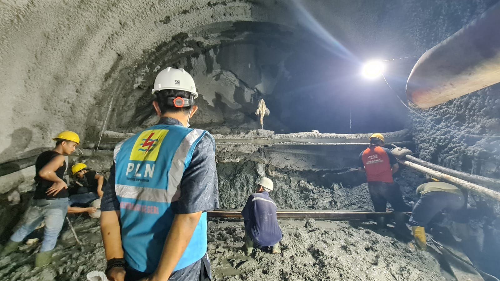 Beberapa pekerja tengah mengerjakan proyek terowongan untuk Pembangkit Listrik Tenaga Air (PLTA) Jatigede Kabupaten Sumedang Jawa Barat