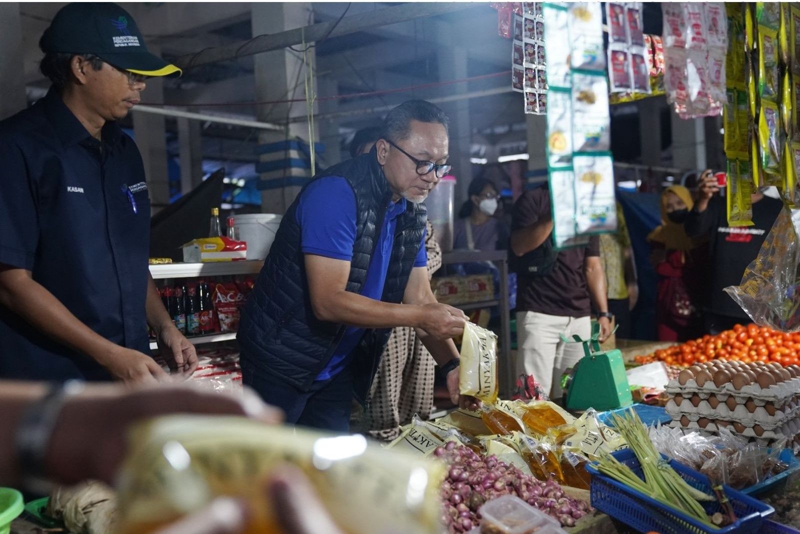 Menteri Perdagangan Zulkifli Hasan mengecek harga di Pasar Sentral Lama Mamuju Sulawesi Selatan beberapa waktu lalu.