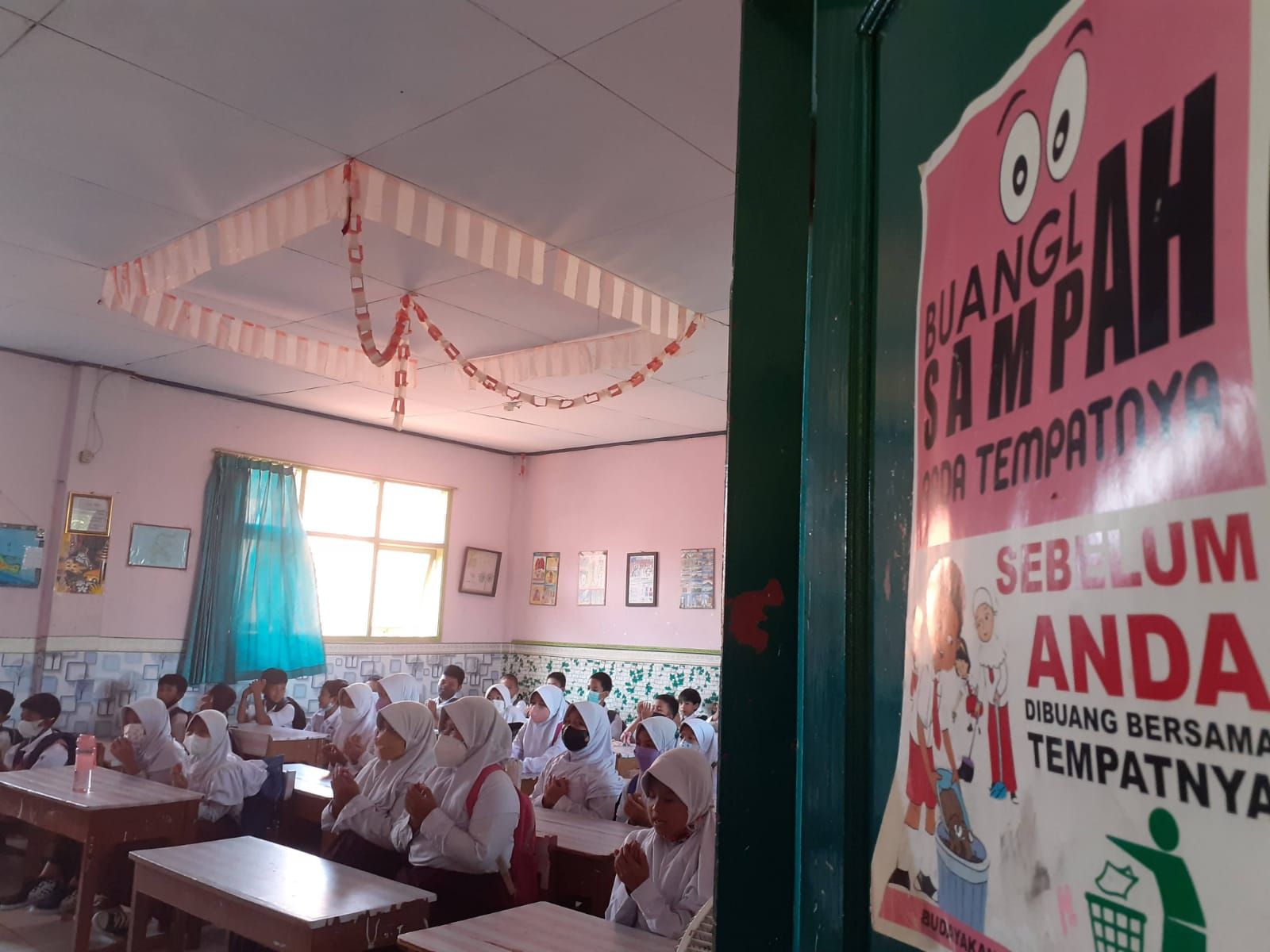 Suasana murid SD Negeri Bhayangkari Kota Serang saat kegiatan belajar mengajar.