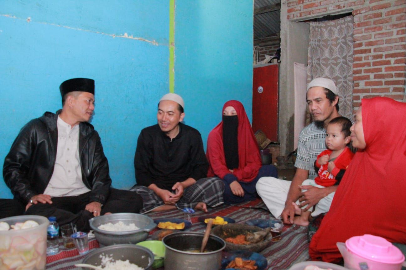 Bupati Bandung, Kang DS saat berdialog dengan keluarga Ibu Yuyun usai sahur bersama pada hari pertama bulan Ramadhan di Kampung Rancawaliwis, Desa Tegal Luar, Kecamatan Bojongsoang, Kamis 23 Maret 2023