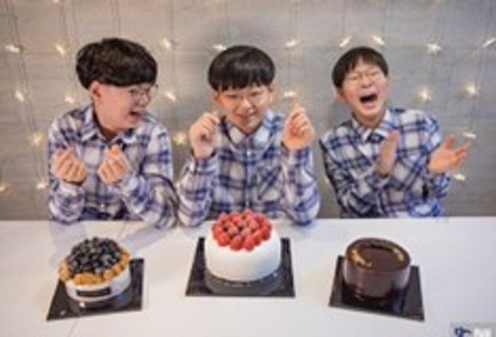 Daehan, Minguk, dan Manseh yang terlihat sumringah saat mendapatkan kue ulang tahun. Sumber: instagram: @som_somsom.77