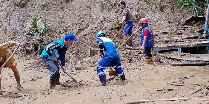 Tim gabungan sedang  membersihkan sisa-sisa material longsoran tebing tanah yang terjadi di Kampung Cibuluh, RT 05 RW 01, Desa Tenjowaringin Kecamatan Salawu Kabupaten Tasikmalaya yang longsor, Kamis 23 Maret 2023.