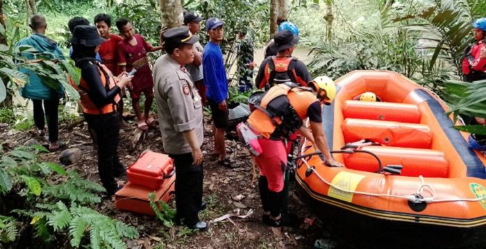 Tim SAR Gabungan bersiap melakukan pencarian korban terbawa arus Sungai Cisaruni di Blok Kampung Sirung Desa Sukamenak Kecamatan Sukarame Kabupaten Tasikmalaya, Kamis 23 Maret 2023.*