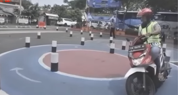 Warga sedang melakukan ujian praktik untuk saat membuat SIM C
