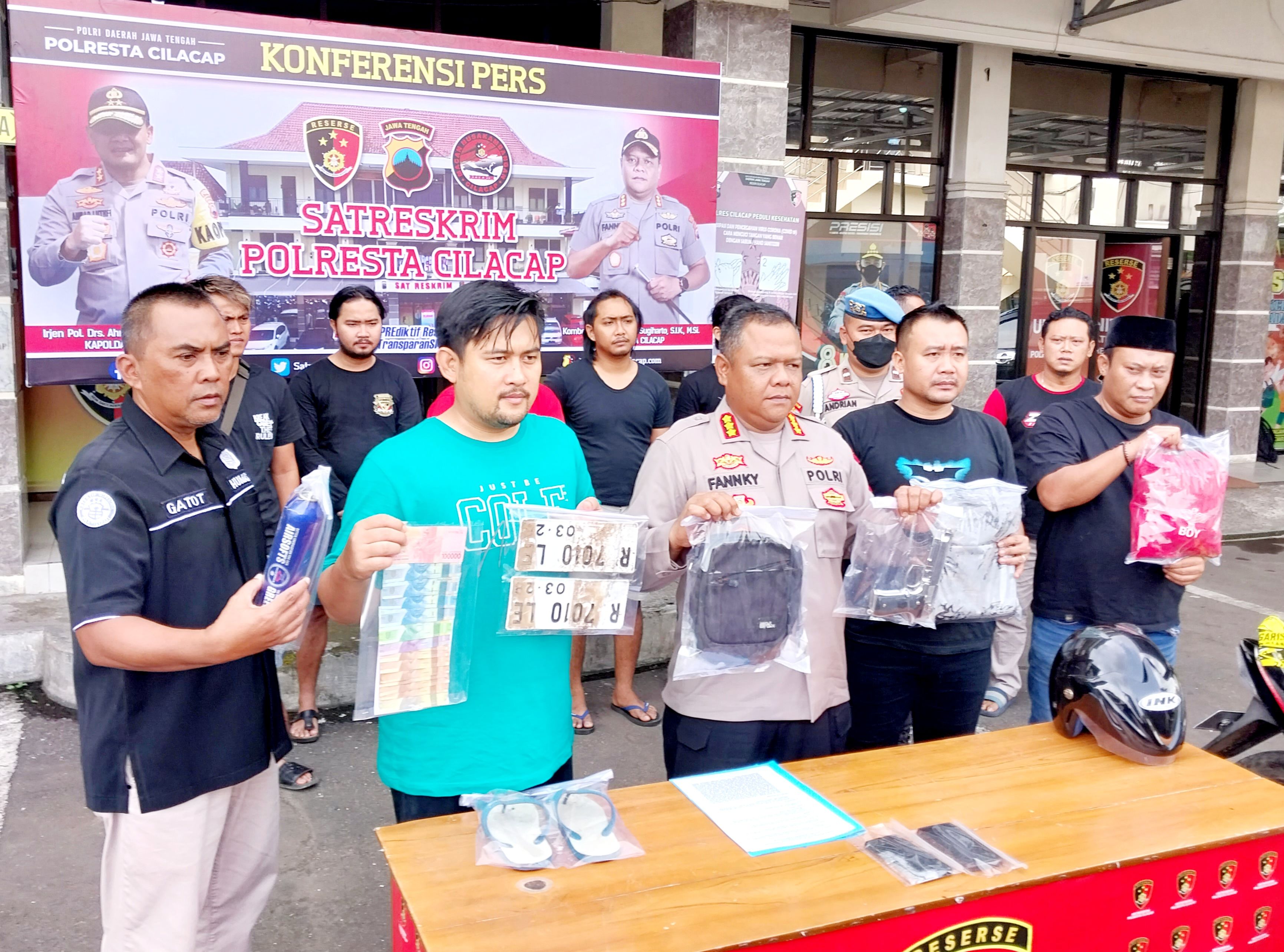 Kapolresta Cilacap Kombes Pol Fannky Ani Sugiharto dan jajaran memperlihatkan barang bukti perampokan di minimarket di Nusawungu yang telah ditangkap.*