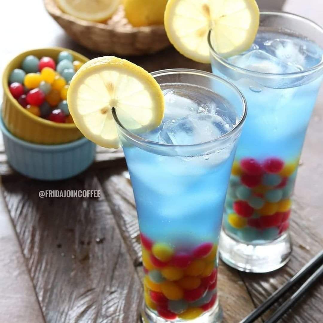 Rainbow pearl in the blue ocean 