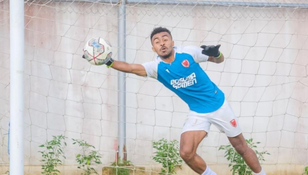 Yance Sayuri kedapatan menggunakan jersey Dewa United.