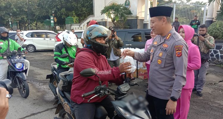 Kapolresta Bandung Kombes Pol Kusworo Wibowo bagikan takjil gratis untuk masyarakat di Jalan Fathu, Kamis 23 Maret 2023