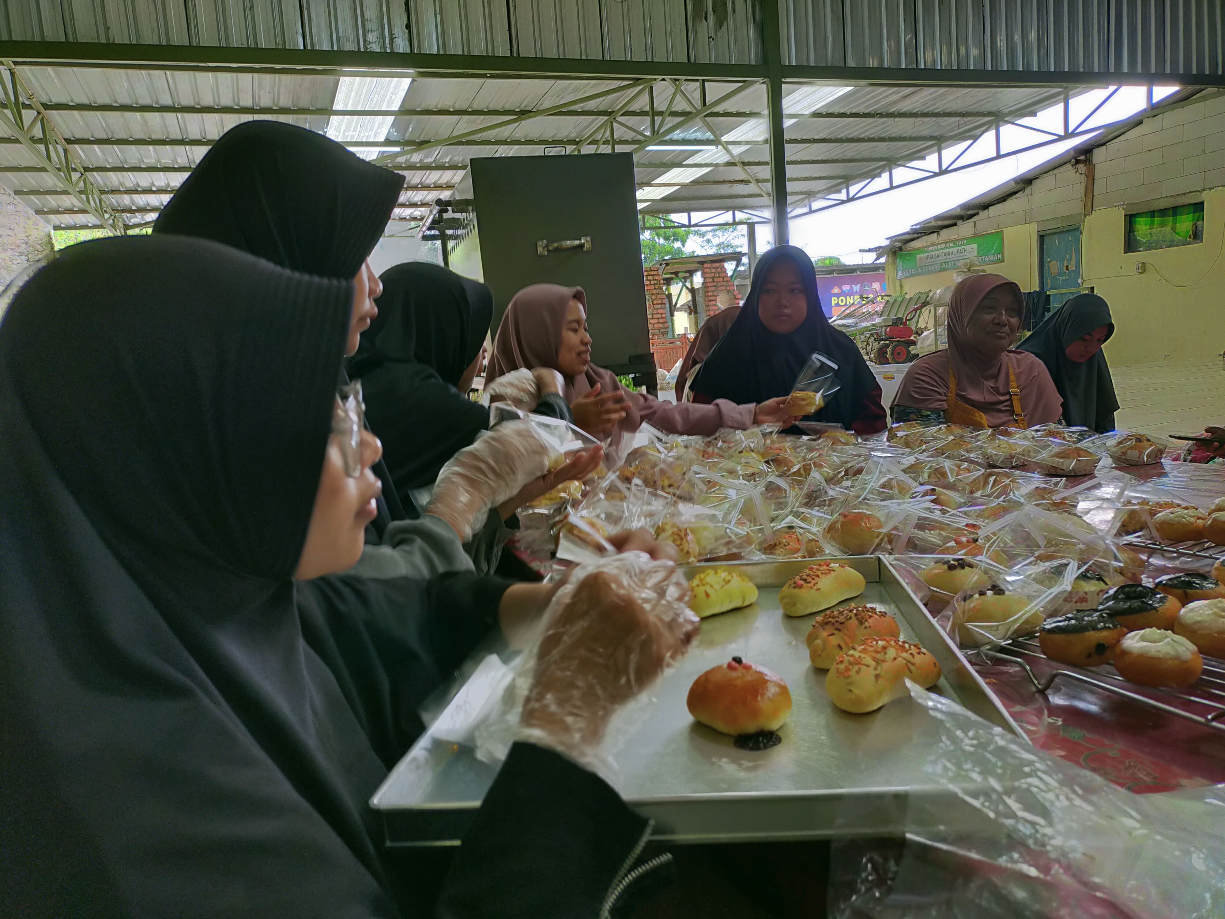 Santri di Ponpes Dzikir Al Fath Kota Sukabumi ngabuburit sambil belajar membuat roti dan donut.