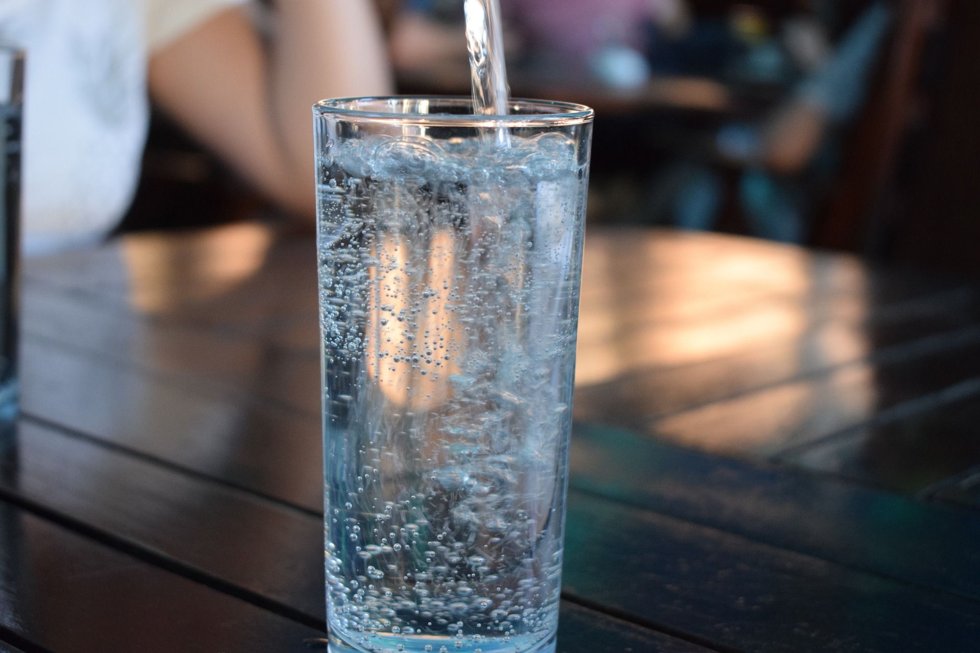 Ilustrasi mengkonsumsi air mineral 