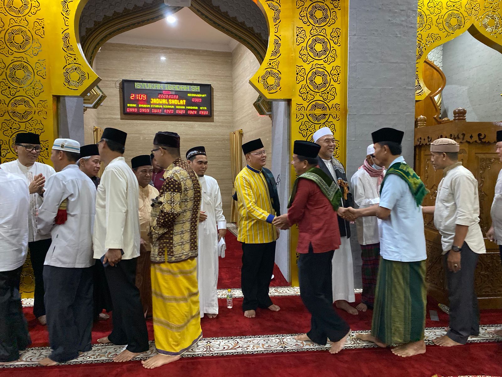 Gubernur Bengkulu Rohidin Mersyah melaksanakan Sholat Isya dan Taraweh malam pertama bulan Ramadhan di Masjid Raya Baitul Izzah,