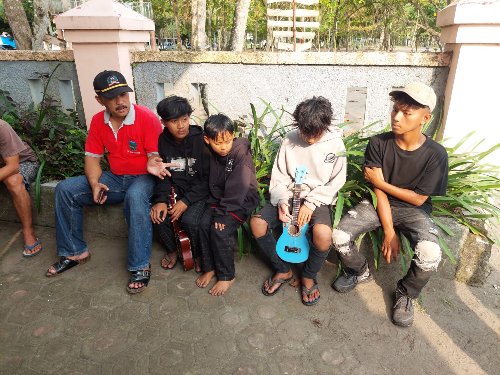 Sejumlah anak punk yang merupakan rekan dua korban tenggelam di Pantai Pangandaran, berada di Dinas Sosial Pangandaran.*/kabar-priangan.com/istimewa