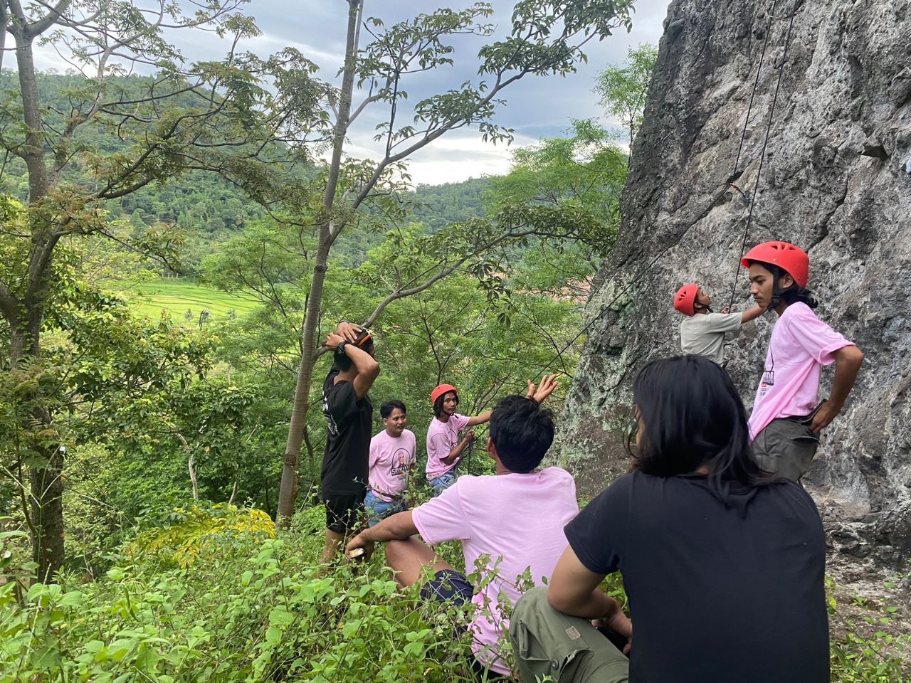 Srikandi Ganjar Banten saat mengadakan latgab climbing bersama pecinta alam di Gunung Batu Gede Sayar Kota Serang.