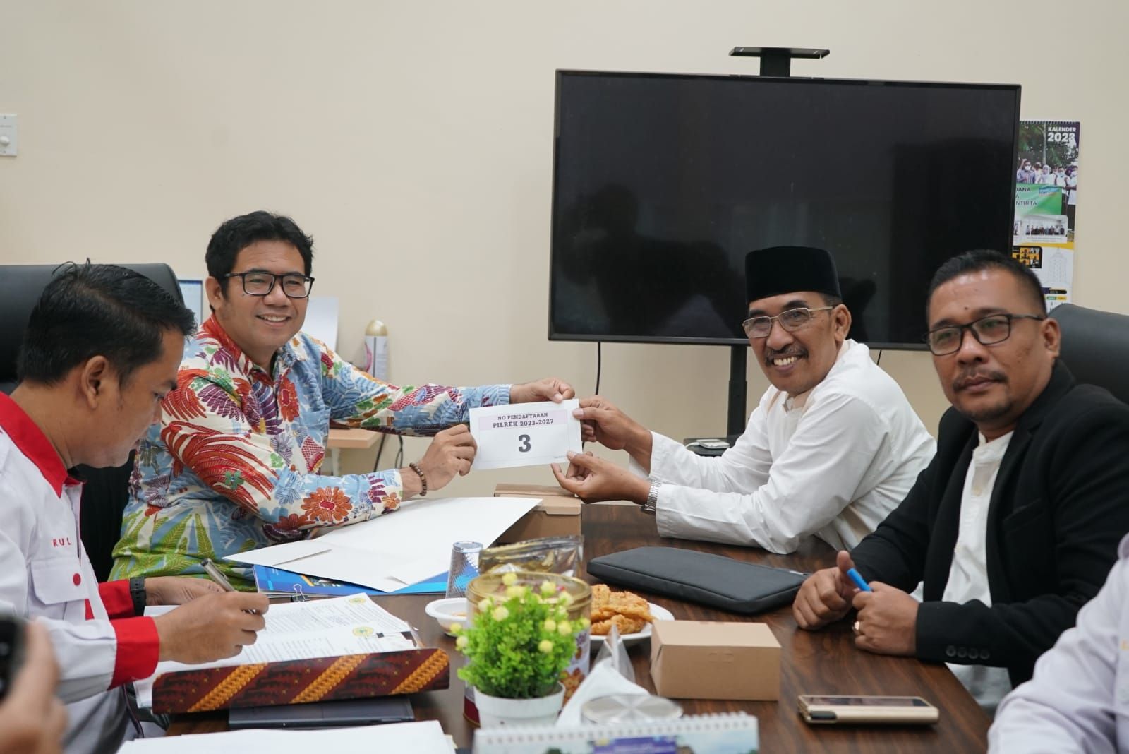 Dr. H. Aceng Hasani (kanan) saat menyerahkan berkas calon rektor kepada panitia pemilihan calon Rektor Untirta.