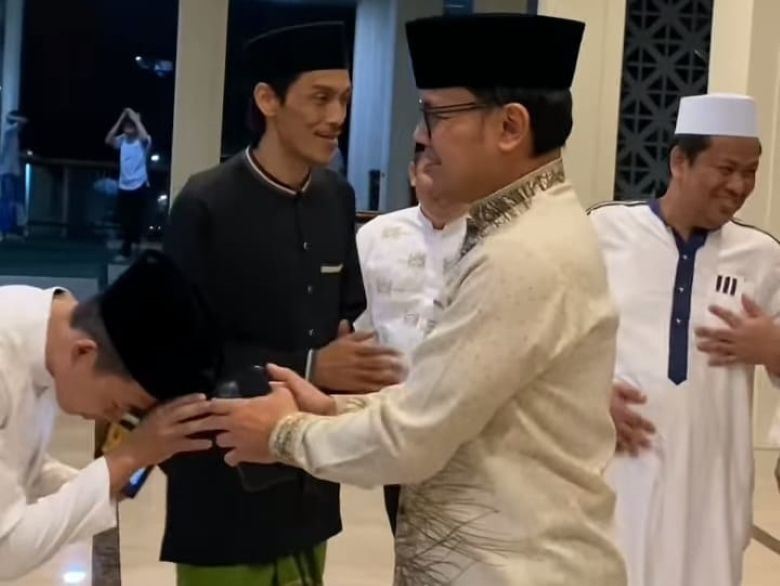 Wali Kota Bogor, Bima Arya Sugiarto saat tiba di Masjid Agung Bogor, untuk melaksanakan sholat tarawih hari pertama, Rabu, 22 Maret 2023.