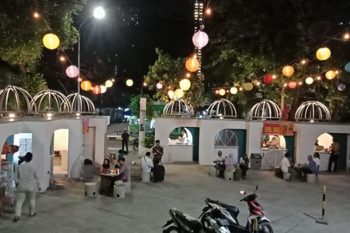 Masjid Raya Al Isra di Tanjung Duren, Jakarta Barat, menyediakan delapan kios permanen