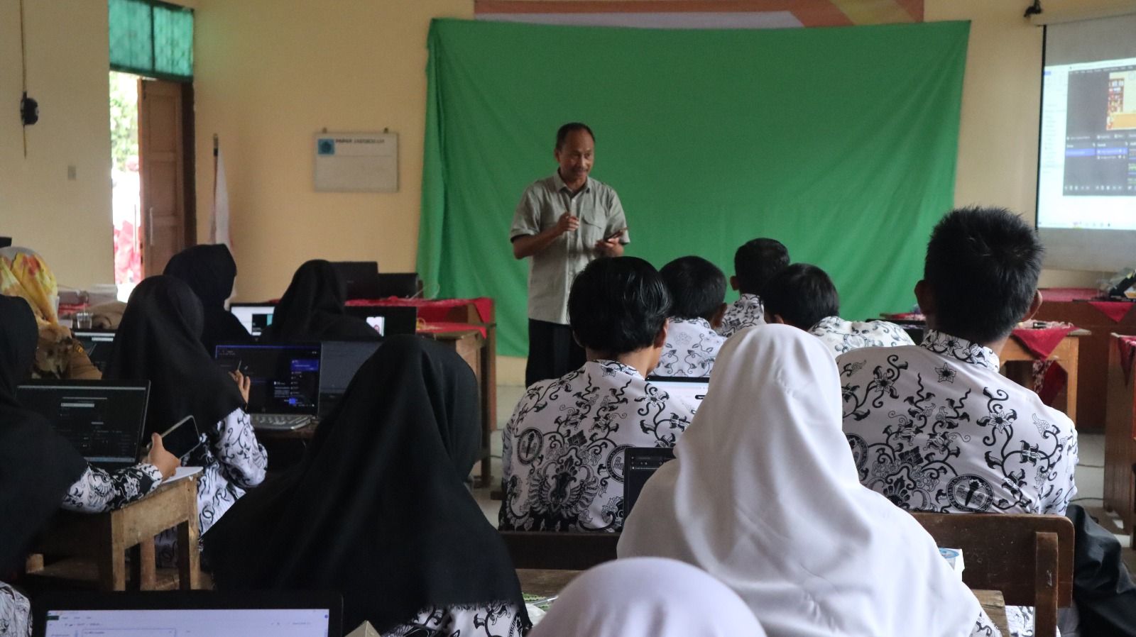 Narasumber kegiatan pelatihan video pembelajaran, Aziz Purwanto sedang memberikan materi kepada peserta