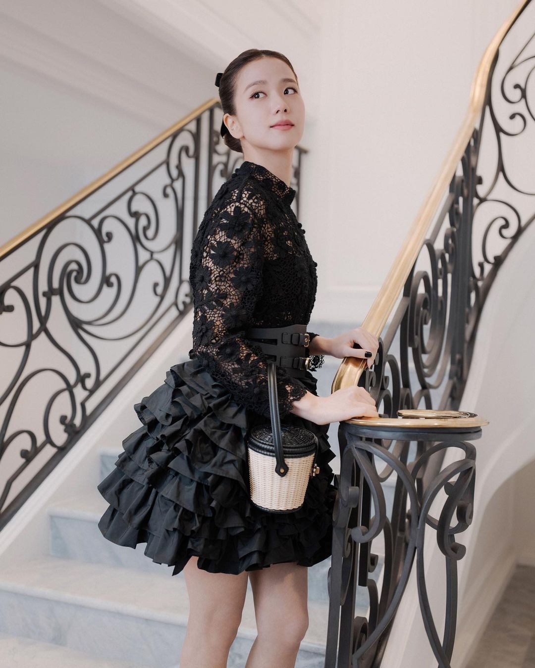 Jisoo Blackpink ketika menggunakan gaun hitam dari Dior